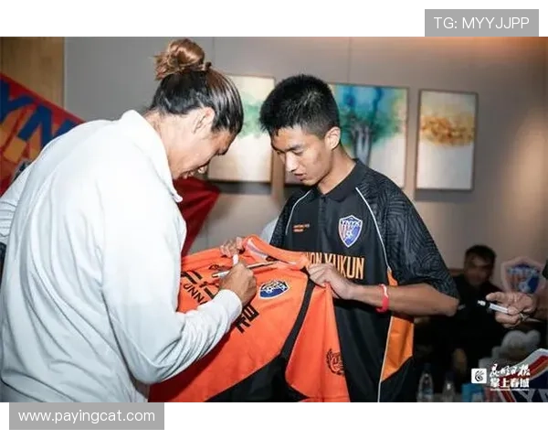 中国明星与国际足球巨星的偶遇瞬间引发的热议与感动